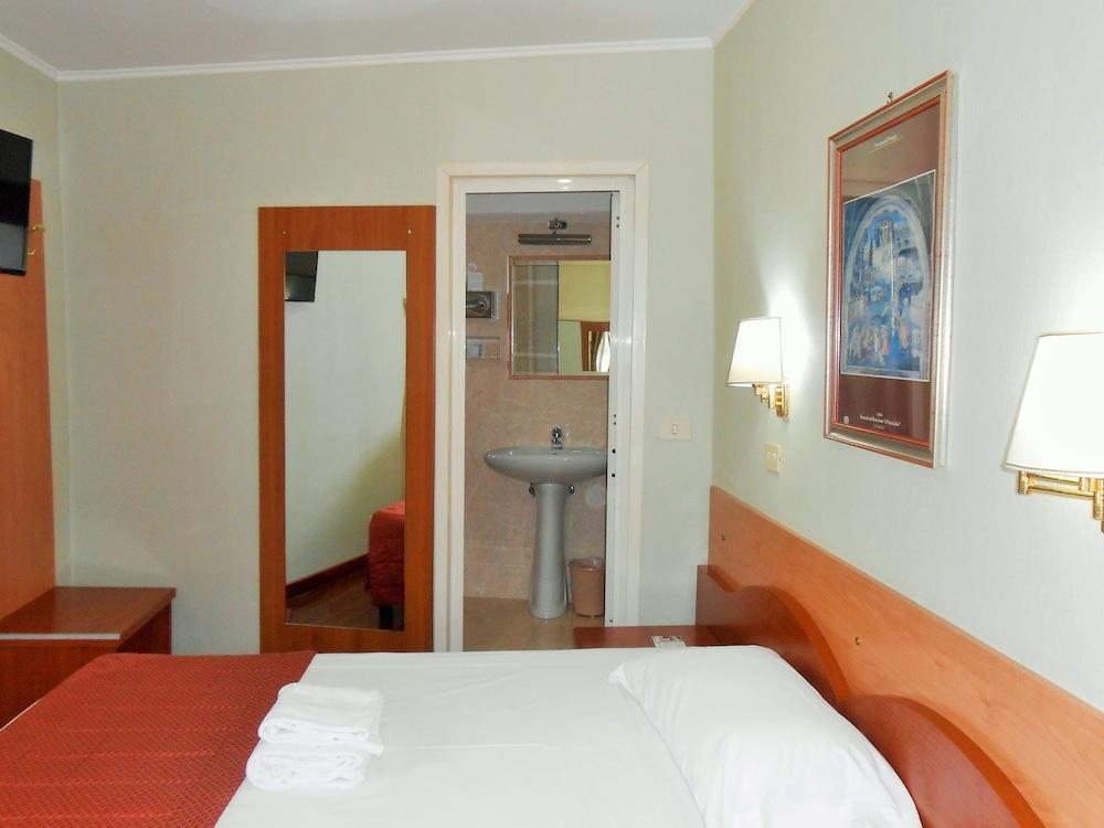 Hotel Riviera Фьюмичино Экстерьер фото